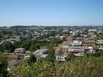 De hoofdstraat Av. Pres. Kenedy in Dois Vizinhos