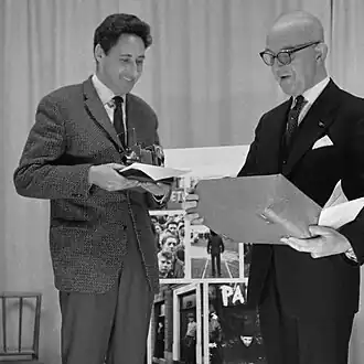 Dolf Kruger (l.) ontvangt de Zilveren Camera (1961)
