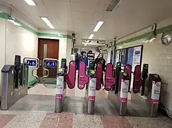 De toegangspoortjes tussen tunnel en perron