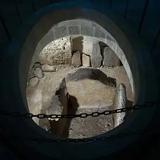 De dolmen, zoals deze te zien is in de ruimte onder de kerk