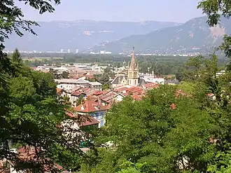 Uitzicht op Domène met de katholieke kerk Saint-Georges