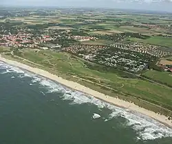 Dorp, vakantiepark, duinen en strand in Domburg