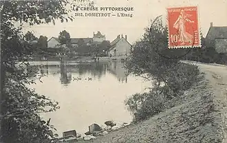 Oude postkaart met dorpsvijver