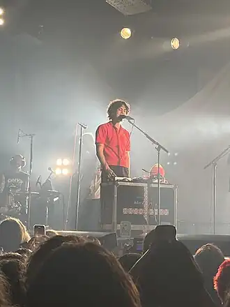 Dominic Fike tijdens zijn concert van de 'Don't Stare At The Sun' tour in de Melkweg Amsterdam 2023