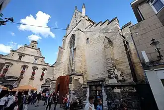 Dominicanenkerkplein met gevelrestant en kerkfaçade