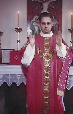 Priester in de jaren 60 van de 20ste eeuw. Het manipel is in onbruik geraakt.