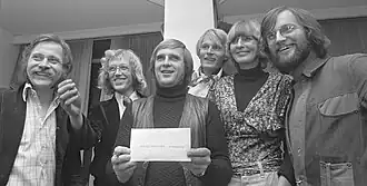 Don Quishocking ontvangt de Louis Davidsprijs (1974); v.l.n.r. Willem Wilmink, Pieter van Empelen, Fred Florusse (met prijs), George Groot, Anke Groot, Jacques Klöters (met baard)