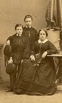 Prinses Januária de Bragança met haar twee zonen, Luís en Felipe (1857)