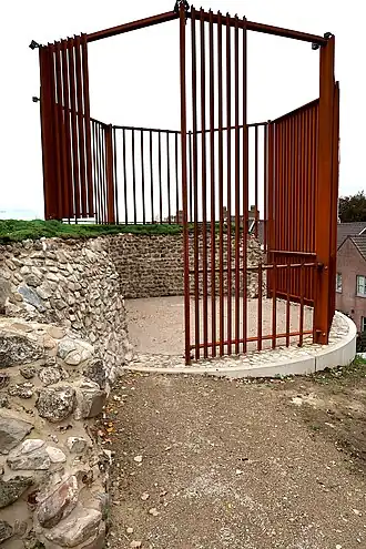 Ruïne van de donjon in 2024 met aanduiding van de achthoekig toren