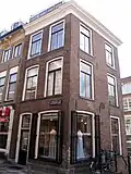 Hoge lijstgevel, hoekhuis, aan de achterzijde aan de oudegracht gelegen