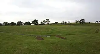 Doonhill Homestead: beton markeert de palissade met ingang.