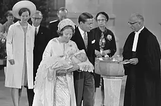 Door Van der Schaft ontworpen doopvont bij de doop van prins Willem-Alexander in de Grote of Sint-Jacobskerk te Den Haag