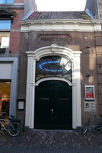 Voormalige ingang uit 1757 van de kerk aan de Grote Houtstraat