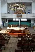 De kerkzaal, met kroonluchter uit 1912 van AW Weissman