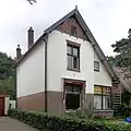 Villa met ijzeren hekwerk