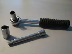 Dopsleutel met ratelmechanisme, verlengstuk en verwisselbare doppen