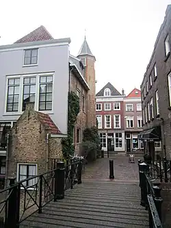 De Pelserbrug, met de Grotekerksbuurt op de achtergrond.