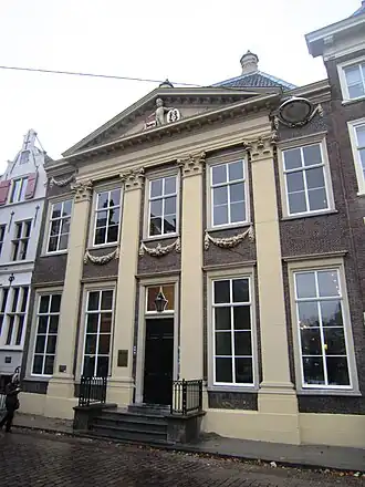 In het midden De Onbeschaamde, links daarvan Dit is in Beverenburgh