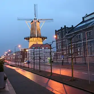 De Noordendijk bij avond, met de molen Kyck over den Dyck