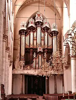 Het 19e-eeuwse Kam-orgel met 17e-eeuwse orgelkas, gezien vanuit het hoogkoor