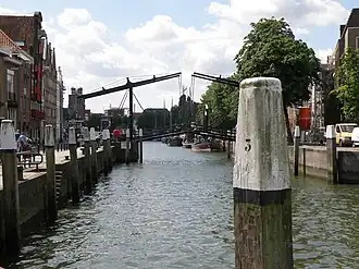 De ingang van de Wolwevershaven met de Damiatebrug en in de verte de Grote Kerk.