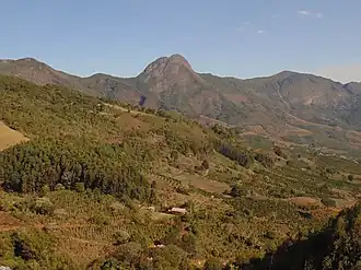 Bergen in de omgeving van Dores do Rio Preto