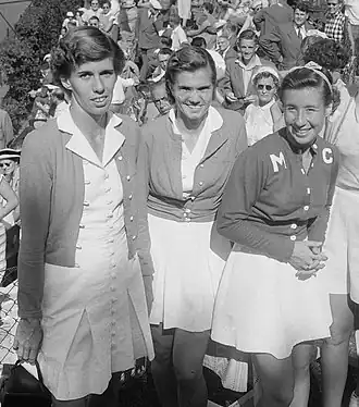 Shirley Fry (midden) geflankeerd door Doris Hart en Maureen Connolly in Noordwijk (1953)