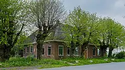 Voormalig café Onder de Linden. Mogelijk gebouwd in 1789. Bekend vanwege de zeer grote doorrid, waar vroeger 18 paarden konden staan.