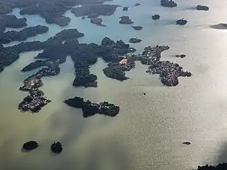 Pisian ligt tussen de dorpen Bakoe (links) en Lebidotie (rechts)