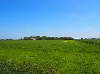 Dorppolder. Huis ten Dorp stond op de plek waar nu de boerderij tussen de bomen staat.