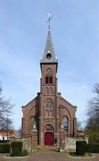 De kerk met toren in 2002.