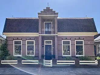 Voorgevel van de woning (2022).
