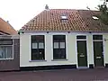 Lage woning onder tentdak met nr. 143