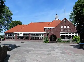 Het basisschoolgebouw aan de Dorpsstraat 146 (2017).