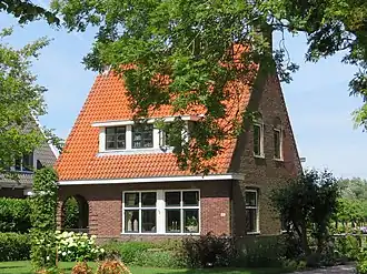 De bijbehorende onderwijzerswoning uit 1934.