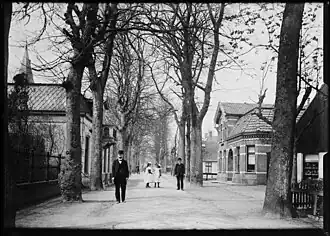 De Dorpstraat in Bergen (1914), Bonda staat linksvoor.