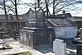 Op de begraafplaats ten oosten van de kerk bevindt zich een georiënteerd grafmonument