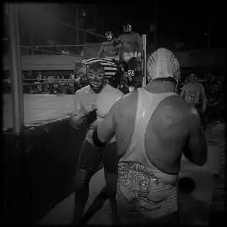 Dos Caras (links) nam op tegen Dr. Wagner Jr. (rechts) en op de ring keken Mil Mascaras en El Canek naar hen.