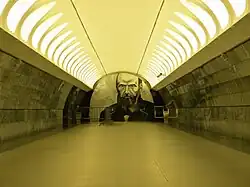 Dostojevski in de gang tussen de roltrappen en de middenhal