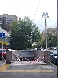 De ingang vlak voor de opening