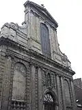 Deel van de façade van de kerk