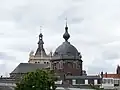 De koepel van de kerk naast de classicistische torenspits van de kerk