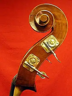 Stemmechaniek van een contrabas