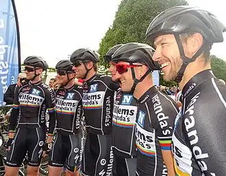 De Ploeg tijdens de start van de eerste etappe van de Paris-Arras Tour.