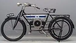 Model C uit 1910 met de dubbele framebuis onder de tank, maar nog zonder versnellingen