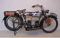 Deze Douglas W uit 1920 geeft een goed beeld van de in die tijd leverbare accessoires: Lucas carbidverlichting voor en achter, een snelheidsmeter, lederen tankbeschermers bij de knieën, een beschermingsplaat onder het carter, twee houders voor reservebougies (één ervan is zichtbaar onder de voorste cilinder), twee lederen gereedschapstassen aan de bagagedrager en een tasje voor een reserve-aandrijfriem aan de voorvork.