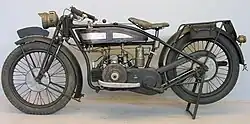 Het door Cyril Pullin ontwikkelde Model EW uit 1925 kreeg volledige kettingaandrijving