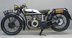 Vanaf 1929 werden zadeltanks toegepast, zoals op dit Model B 29, dat voor de Britse koloniën bestemd was.