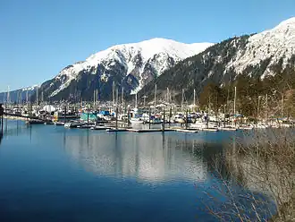 Douglas Harbor in Douglas. Mayflower Island, rechts op de middengrond, herbergt een U.S. Coast Guard-station. Mount Juneau is op de achtergrond te zien.