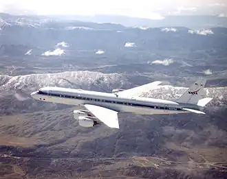 Douglas DC-8, in gebruik als vliegend laboratorium van de NASA, gestationeerd op het Dryden Flight Research Center in Californië.